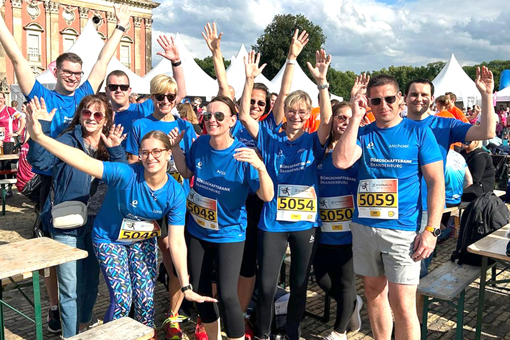Das Team der Bürgschaftsbank Brandenburg beim gemeinsamen Zieleinlauf des Potsdamer Firmenlaufs.