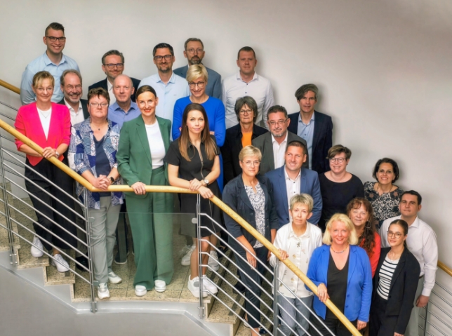 Das Foto zeigt das gesamte Team der Bürgschaftsbank Brandenburg 2025, gemeinsam aufgestellt auf einer Treppe.
