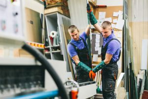 Das Bild zeigt einen jungen Handwerksmeister in der Werkstatt, der das Unternehmen in der Zukunft weiterführen wird, wenn die Finanzierung abgesichert ist.