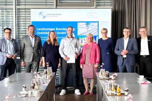 Sie sehen die Jury und Mirko Lindstädt Inhaber von Lindstädt Bau bei der Verleihung des Handwerkspreis Brandenburg 2025.