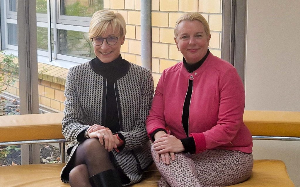 Das Foto zeigt die Geschäftsführerinnen der Bürgschaftsbank Brandenburg Frau Walter sowie Frau Baron und dient als Titelbild für den Beitrag zu den Veranstaltungshighlights 2025 der Bürgschaftsbank Brandenburg