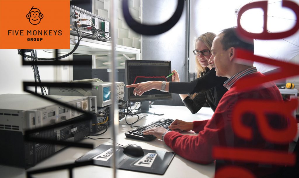 Mitarbeitende der Five Monkeys Group im Testlabor bei der Analyse von Technikprodukten – Beispiel für Wachstum durch Übernahmefinanzierung mit Bürgschaft der Bürgschaftsbank Brandenburg.