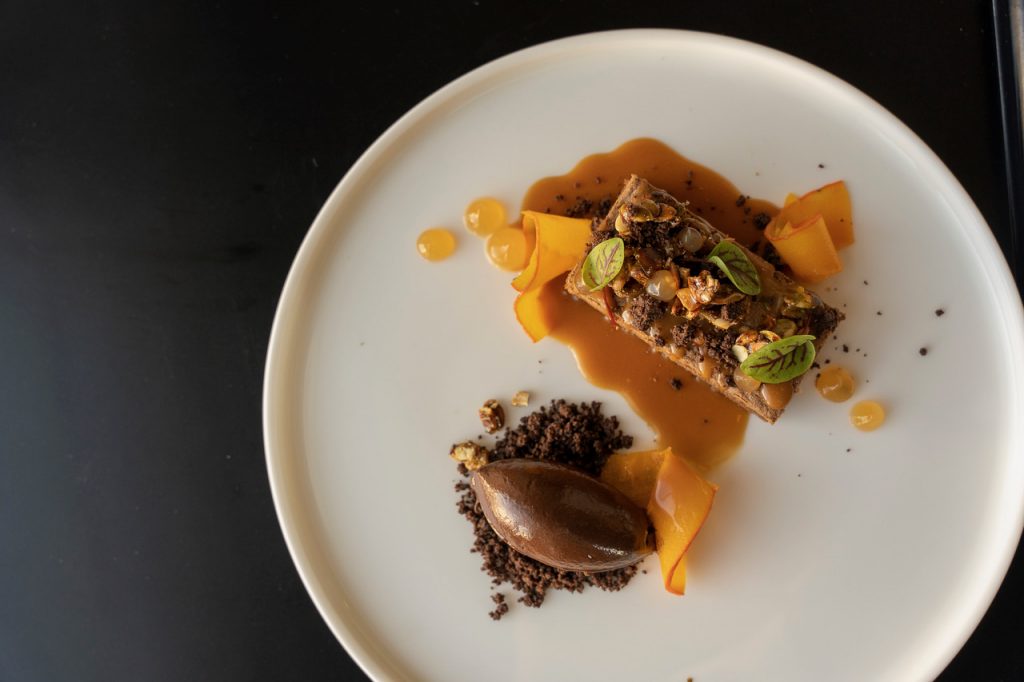 Dessert aus dem Fine-Dining-Menü des Restaurants Herr Fenske mit handwerklicher Patisserie und regionalen Zutaten.