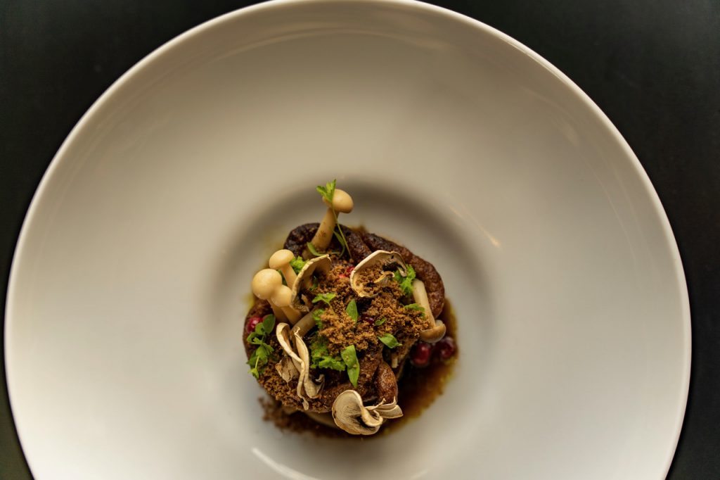 Kreativer Hauptgang aus dem saisonalen Gourmet-Menü im Restaurant Herr Fenske in Neuruppin.