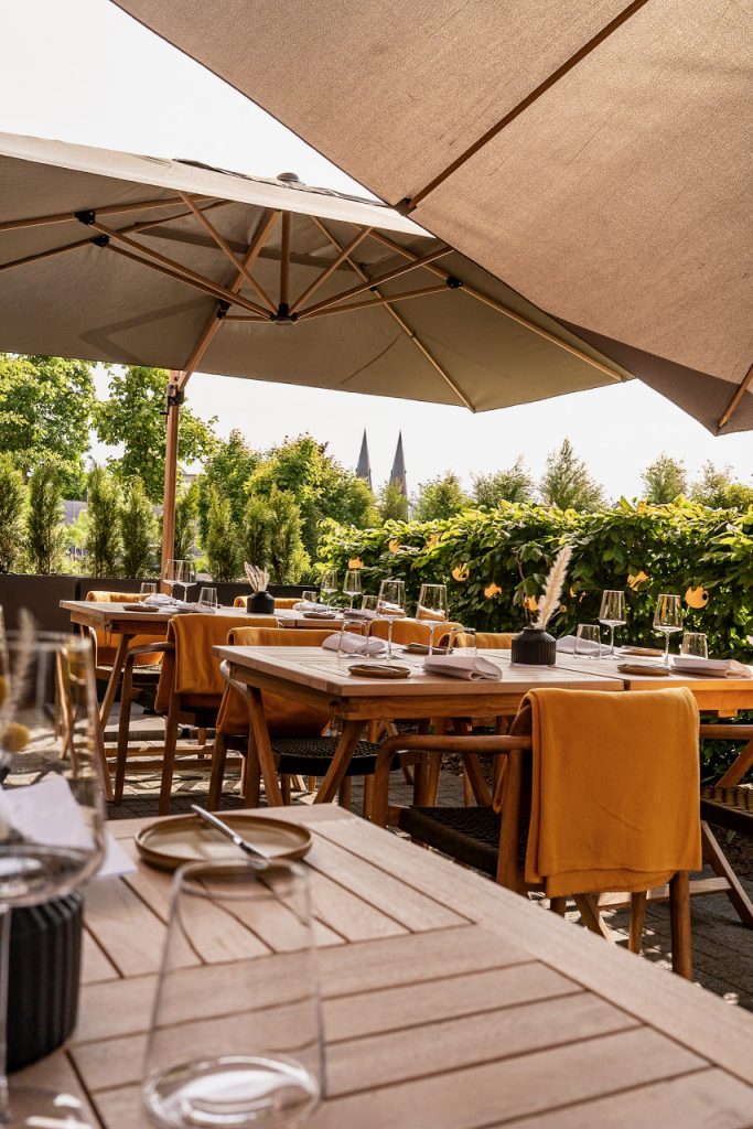 Sonnige Außenterrasse des Restaurants Herr Fenske am Ruppiner See in Neuruppin.