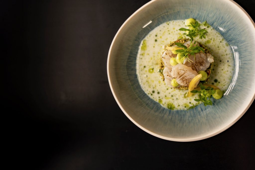 Kreativ angerichtete Vorspeise aus dem saisonalen Fine-Dining-Menü im Restaurant Herr Fenske in Neuruppin.