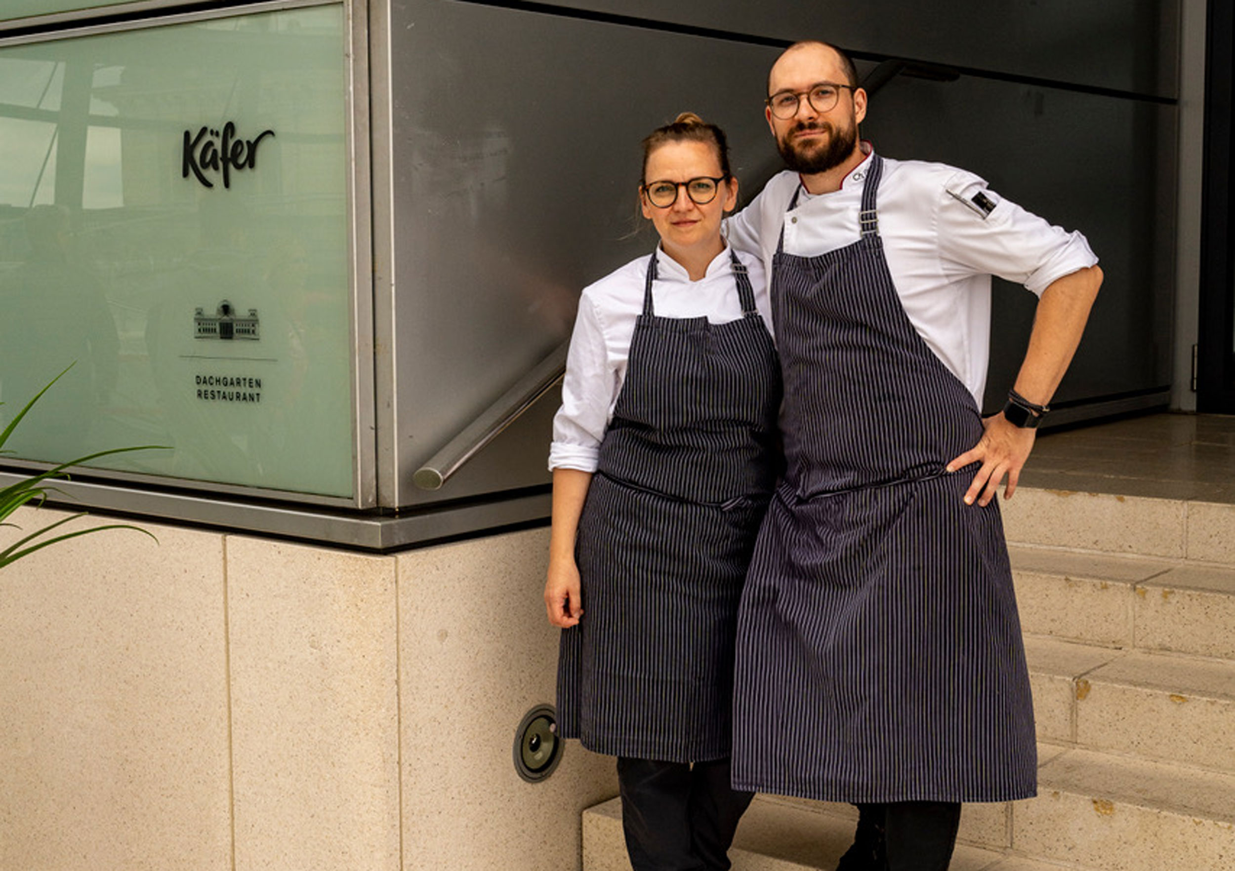 Lisa Fenske-Freese und Christoph Fenske vor ihrem Restaurant Herr Fenske in Neuruppin nach erfolgreicher Existenzgr&uuml;ndung mit Unterst&uuml;tzung der B&uuml;rgschaftsbank Brandenburg