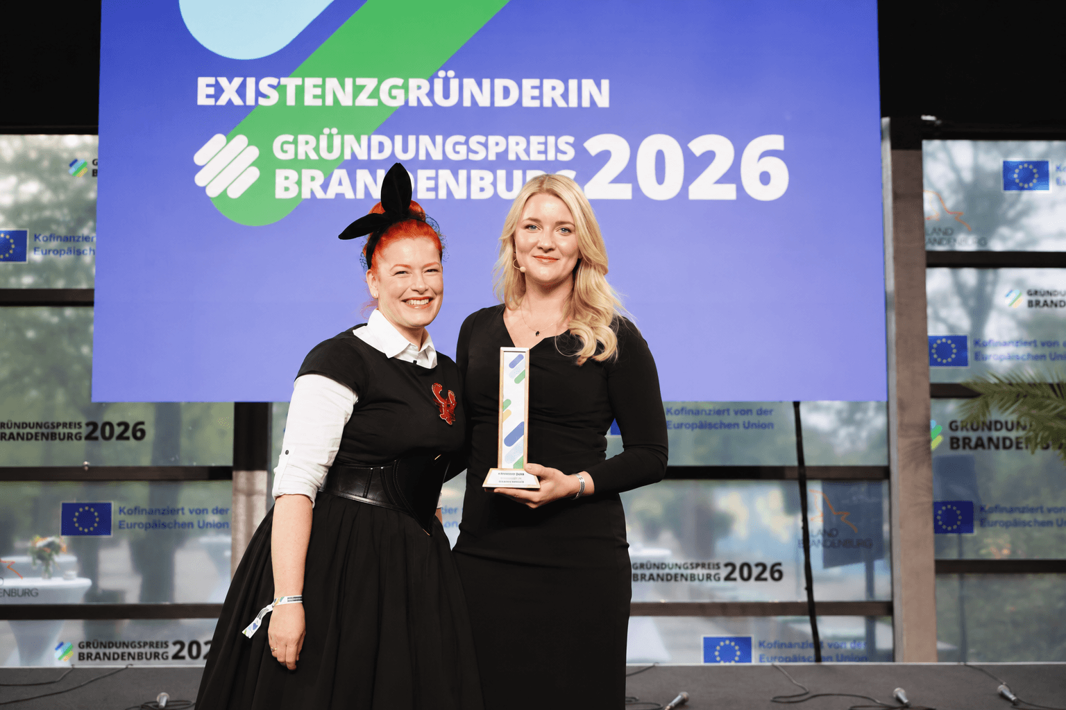 Clarissa Grasnick und Eni van de Meiklokjes bei der Preisverleihung des Gründungspreis Brandenburg 2026