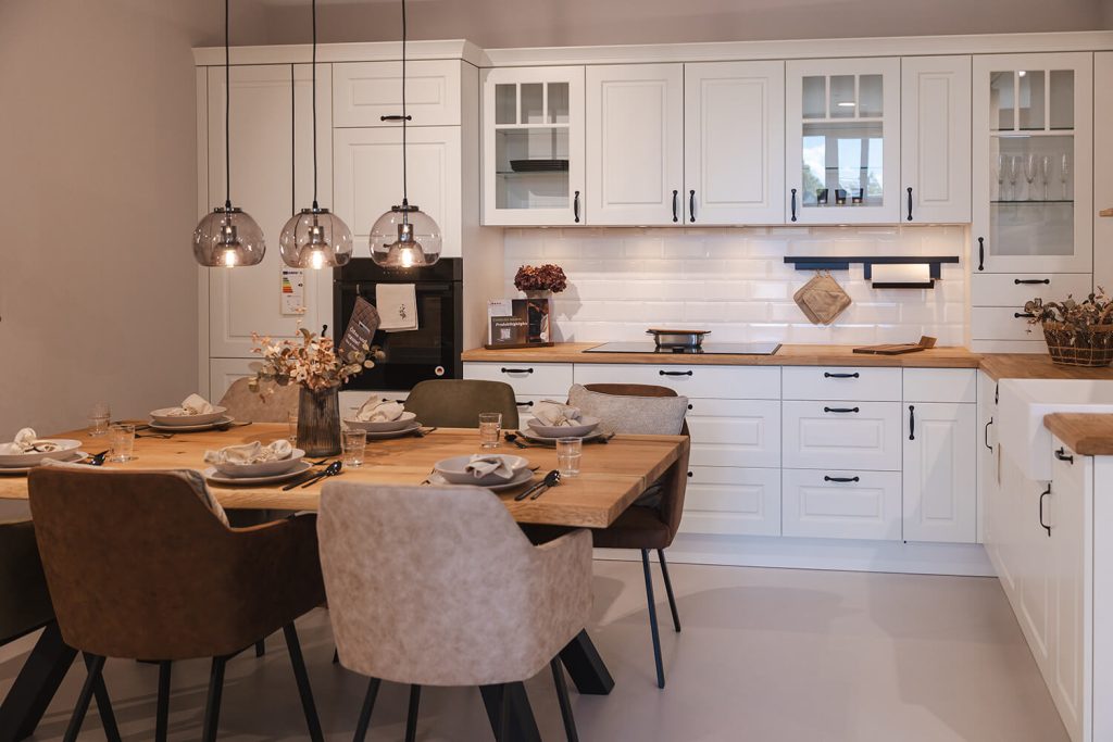 Eine weiße Küche aus dem Showroom von Fläming Küchen